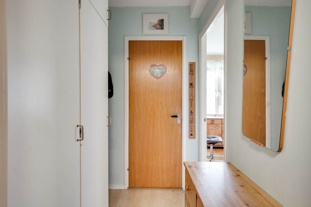 Lågupplöst Hall med garderober.