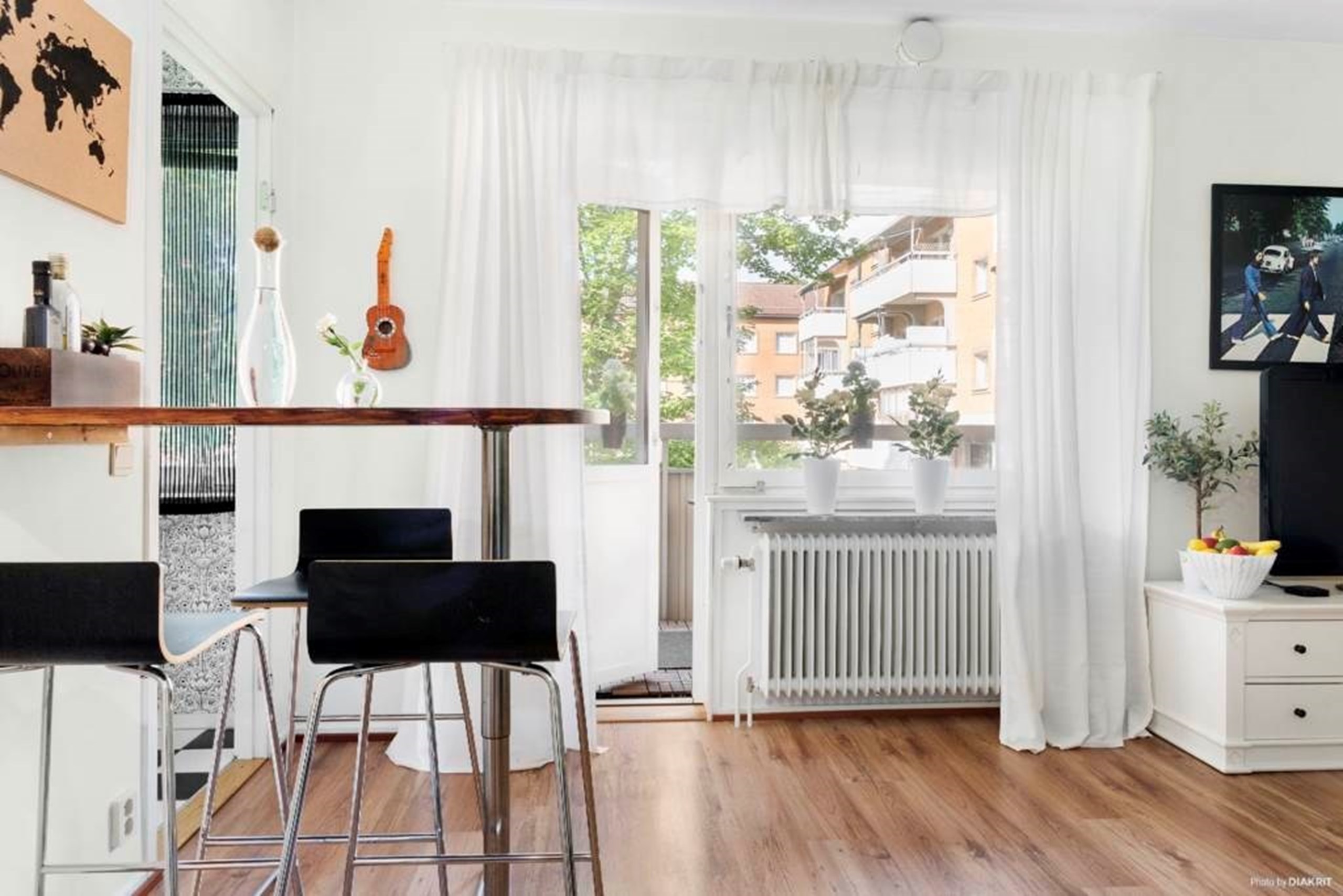 Allrum med utgång till balkong