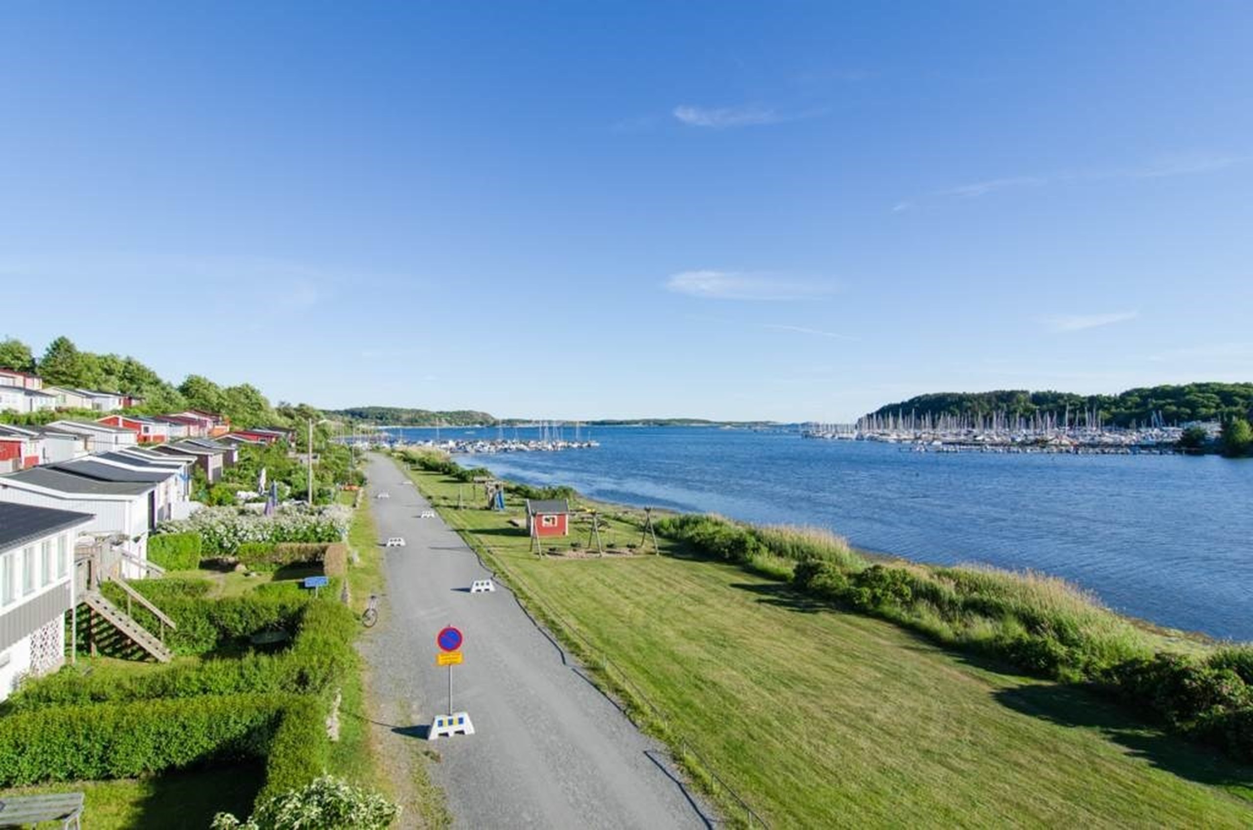 Gångväg mot hamnen och badplats
