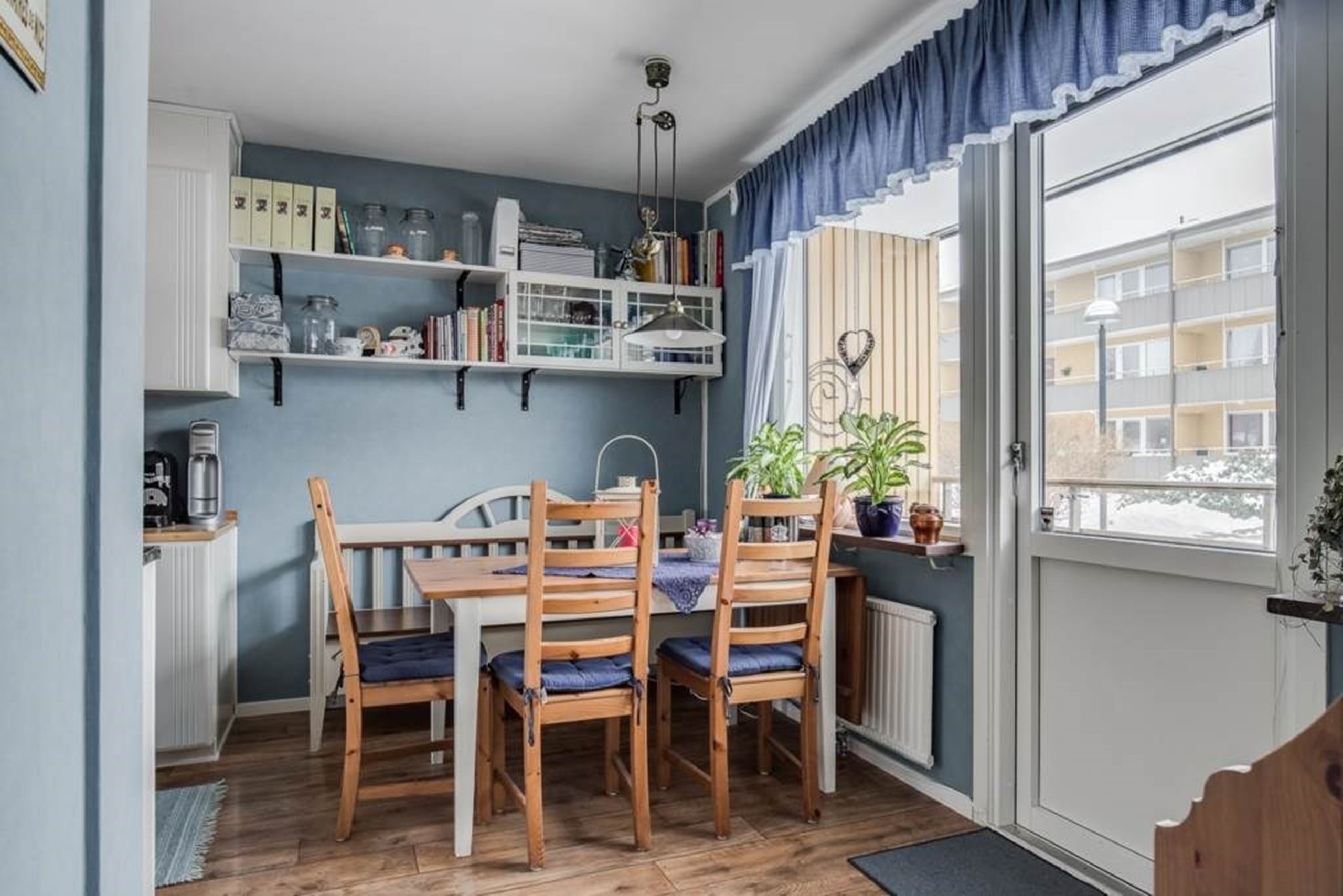 Matplats och dörr till balkong