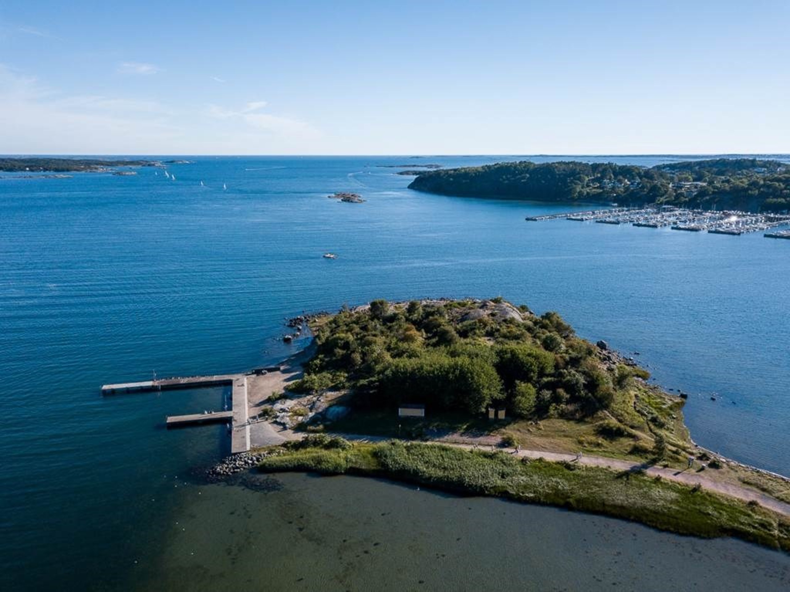 Badplats vid Marholmen nås på 5 minuters promenad.
