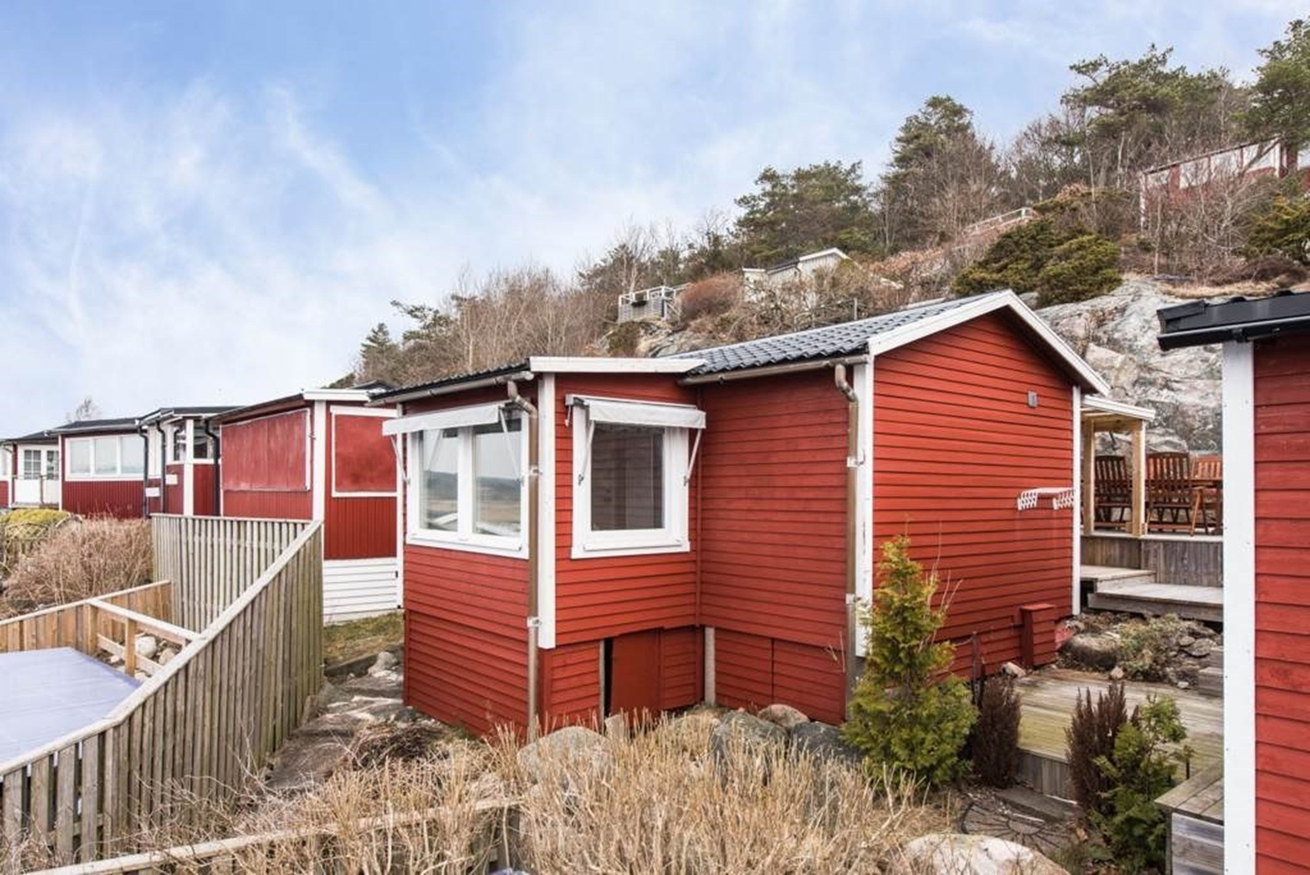 Stuga E-98 före grönskan slår till