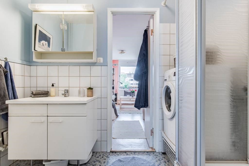 Lågupplöst Badrum med duschkabin & tvättmaskin