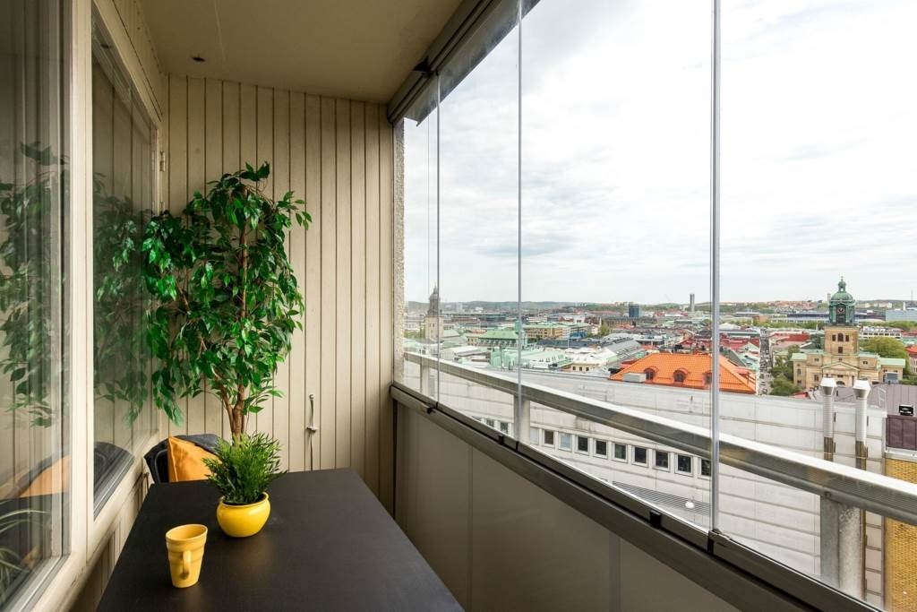 Lågupplöst Inglasad balkong med fri utsikt över city