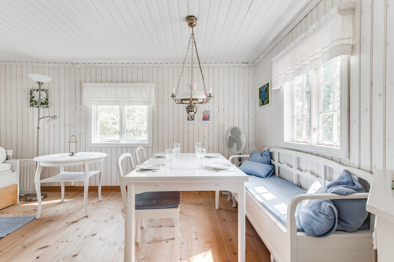 Vardagsrum med dagbädd och matbord