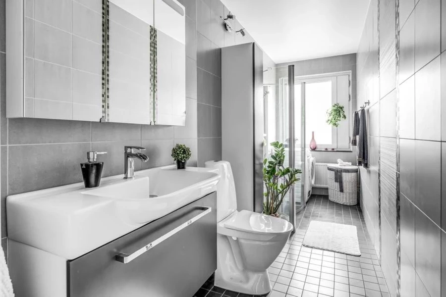Lågupplöst Nyrenoverat badrum, helkaklat med tvättmaskin