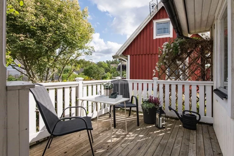 Lågupplöst Veranda vid entrén