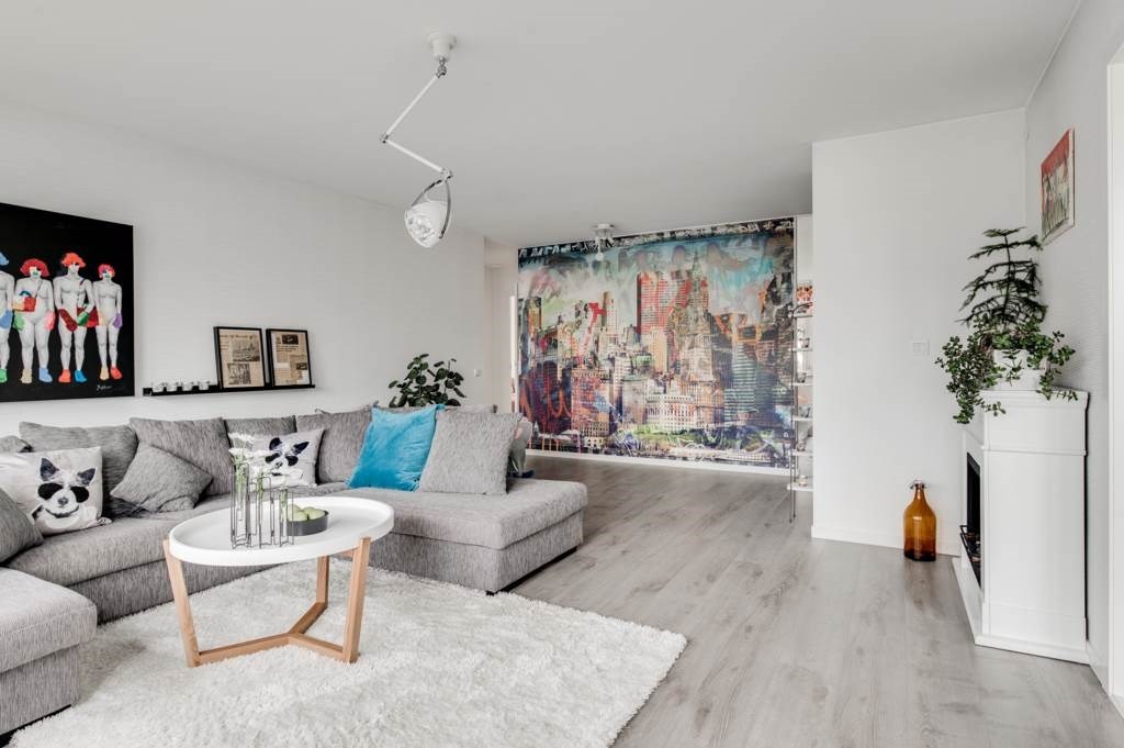Lågupplöst Stort vardagsrum med öppen planlösning