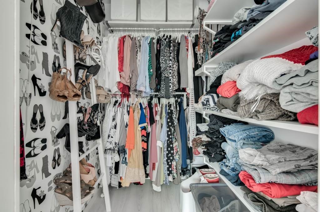 Lågupplöst Walk in Closet med smart förvaring