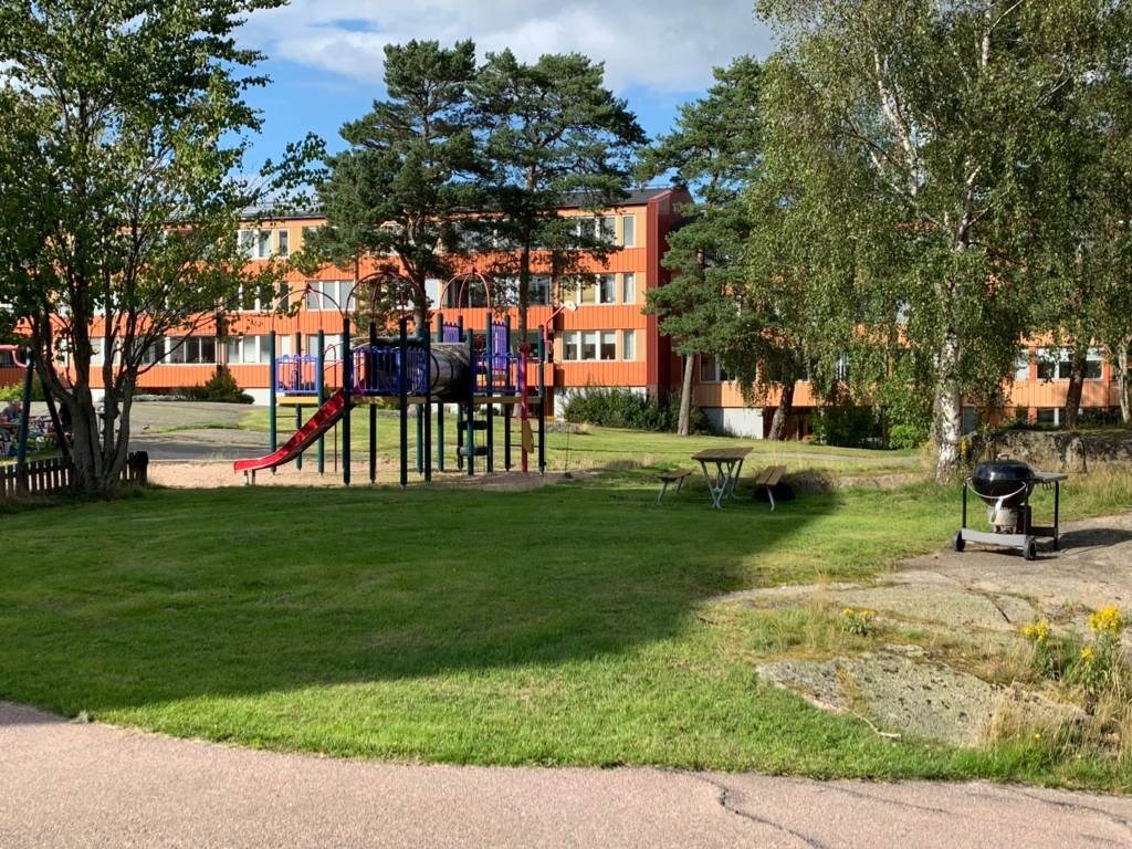 Lågupplöst Innergård med lekplatser och grillplats