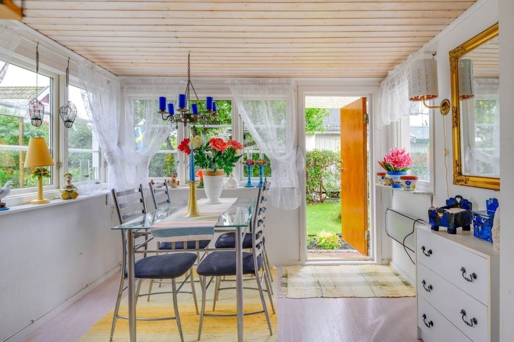 Lågupplöst Inbyggd veranda med entré