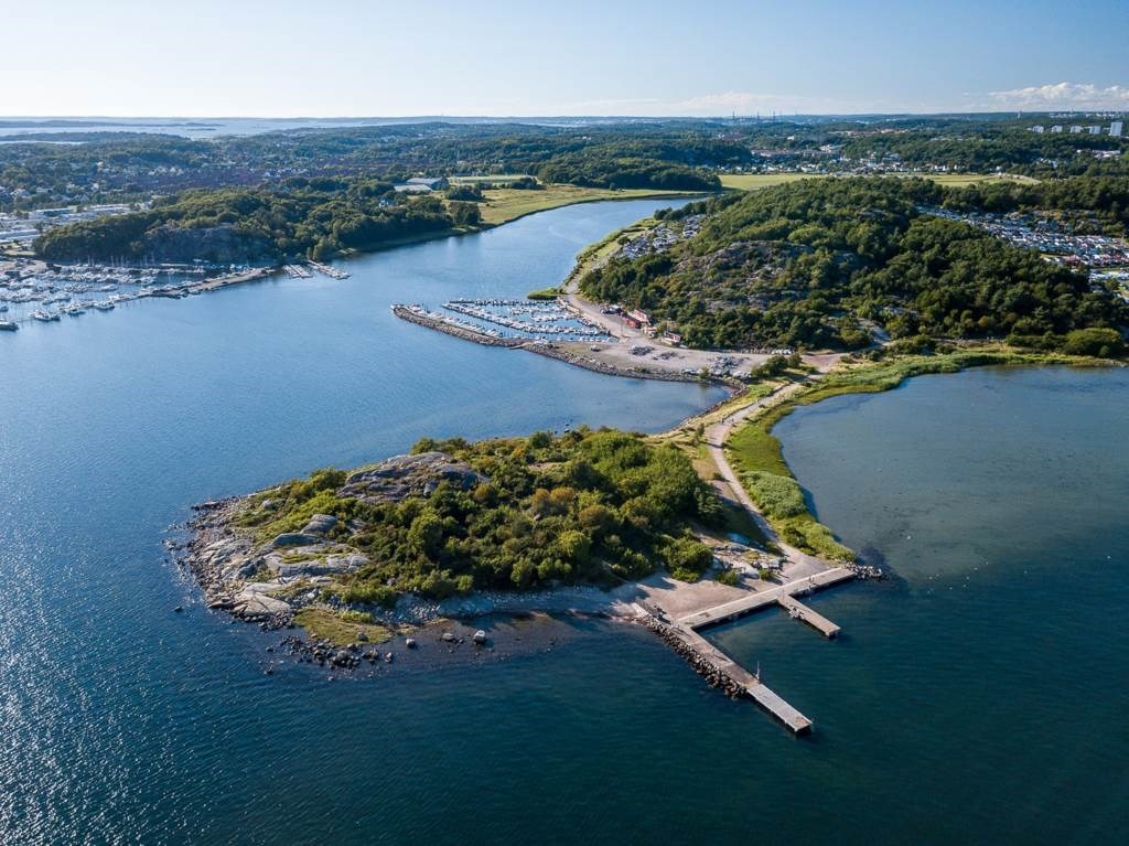Lågupplöst Marholmen med badplats och hamn