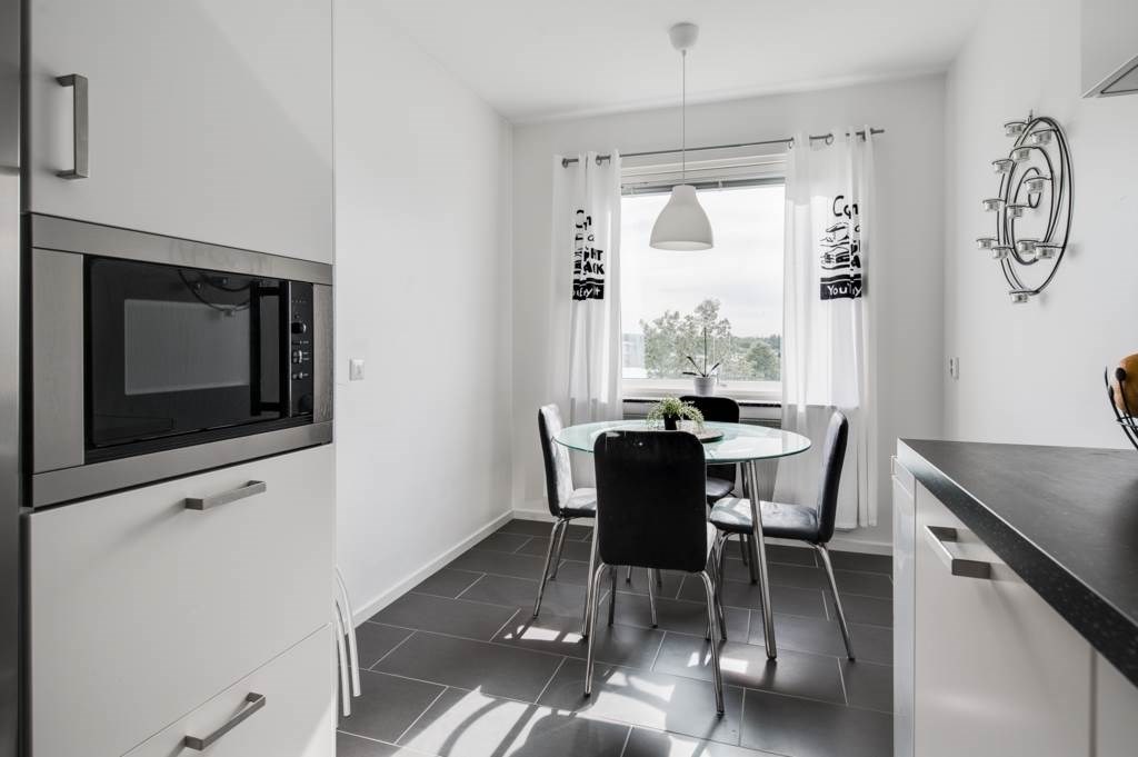 Lågupplöst Nytt IKEA kök med svart klinkersgolv