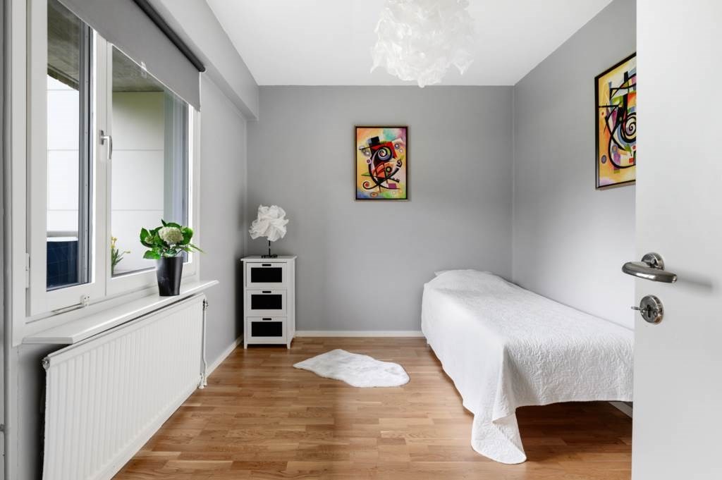 Lågupplöst Ljust sovrum med fönstret mot gården