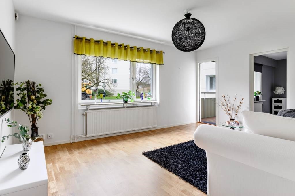 Lågupplöst Vardagsrum med generöst ljusinsläpp