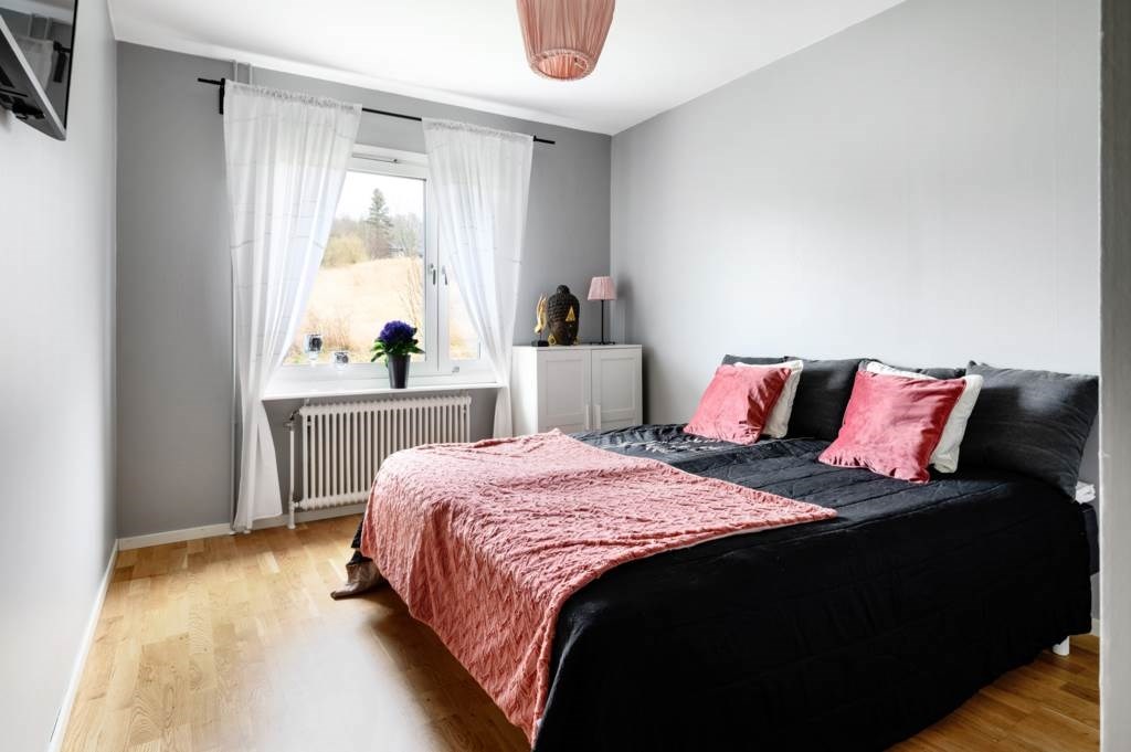 Lågupplöst Master bedroom med gott om plats för dubbelsäng