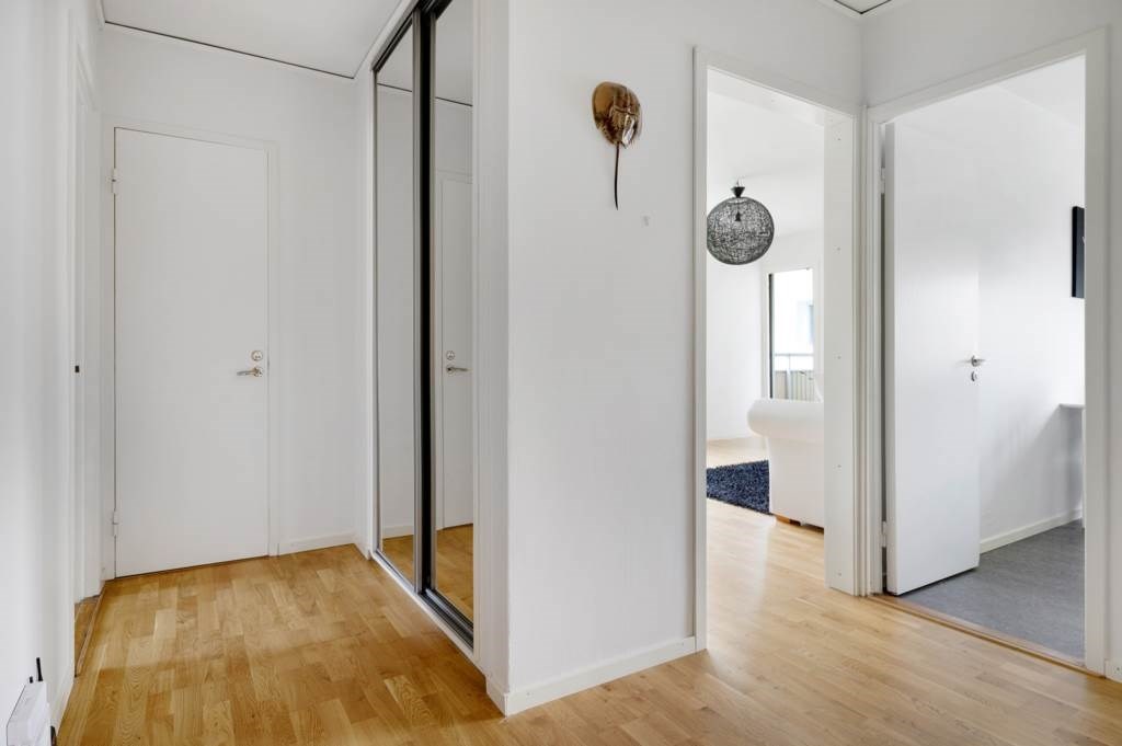 Lågupplöst Hall med dubbla spegeldörrar