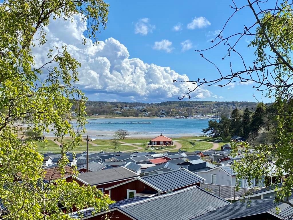 Lågupplöst Utsikt från uteplatsen längst upp på berget