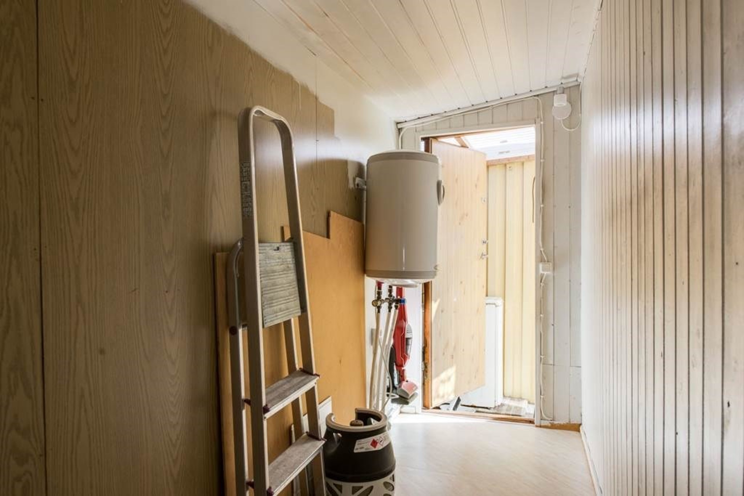 Förråd med utgång till altan/WC