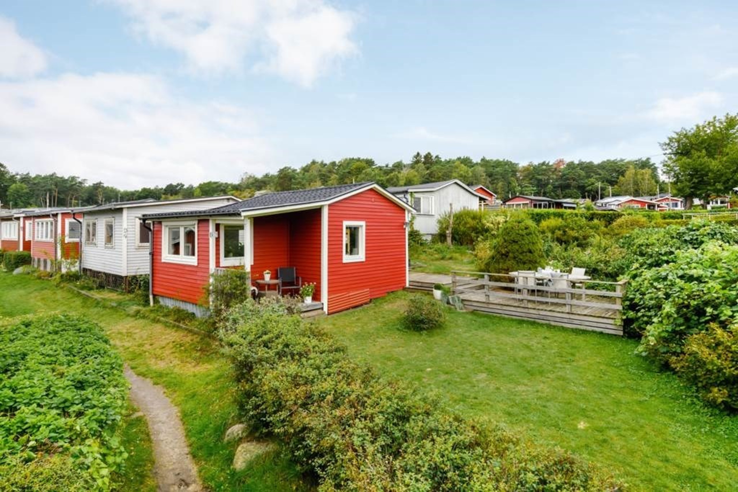 Stor trädgård och altan