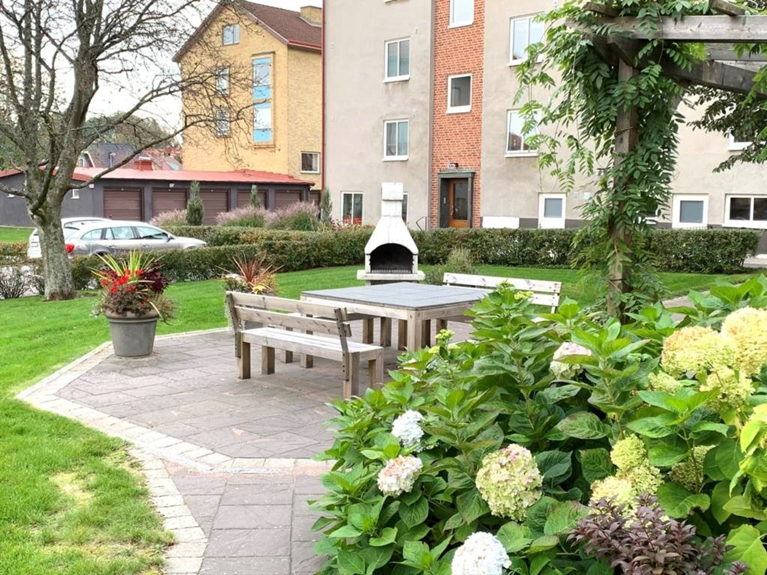 Gemensam uteplats med grill