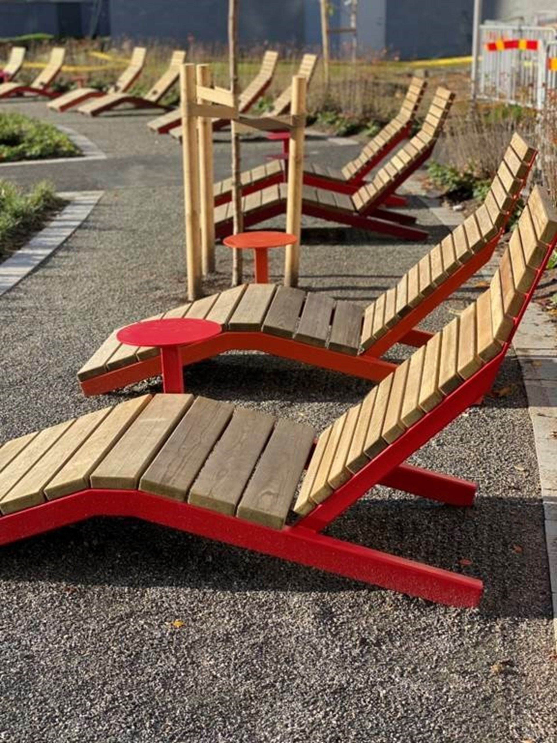 På gården finns gemensamma solstolar