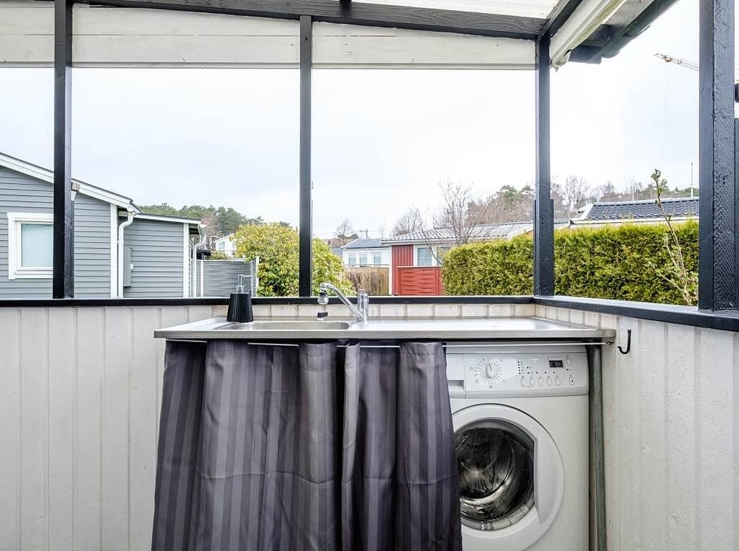 Diskbänk med tvättmaskin