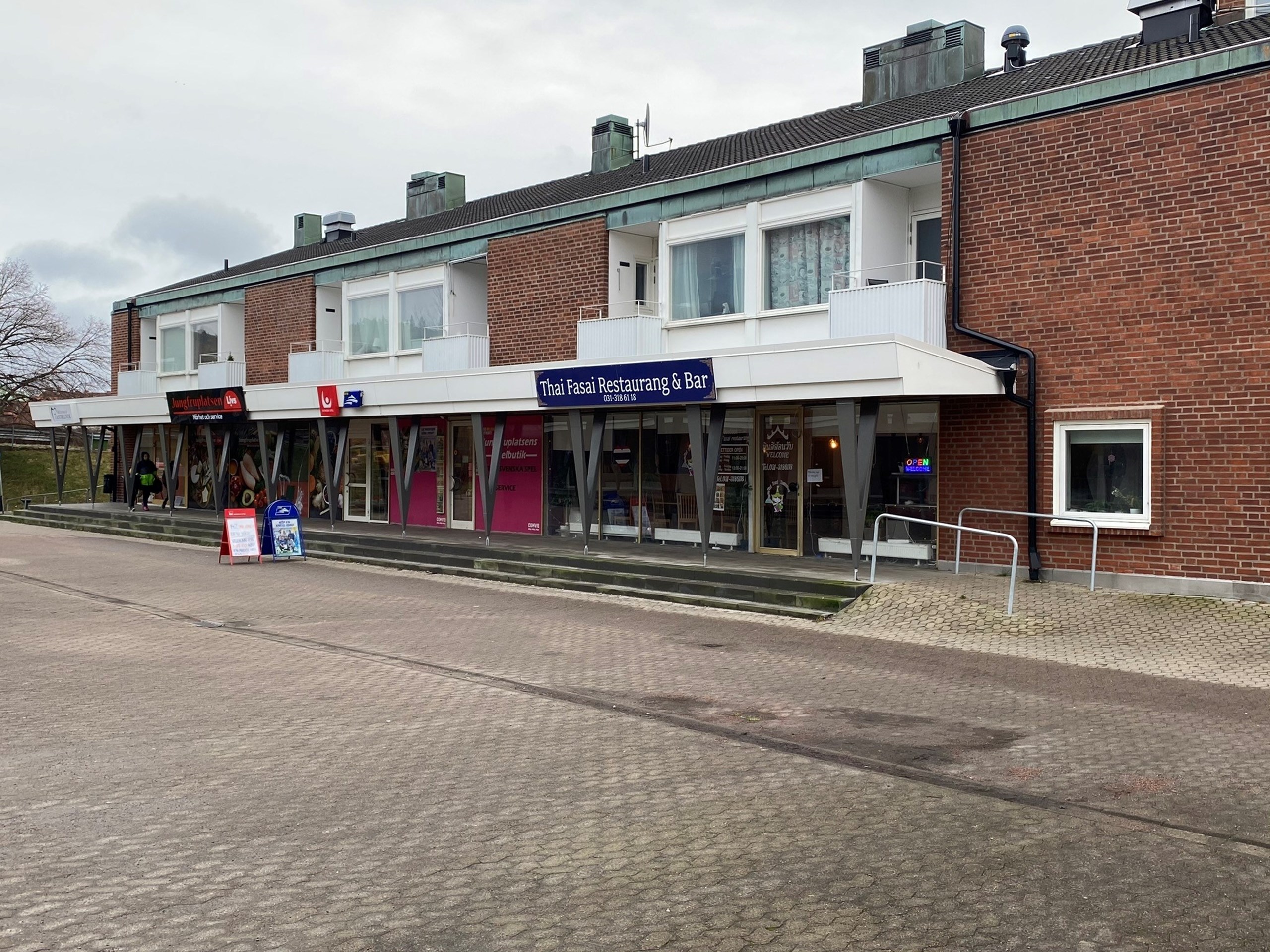 Jungfruplatsen ligger ett stenkast bort och erbjuder vårdcentral och affärer samt resturanger