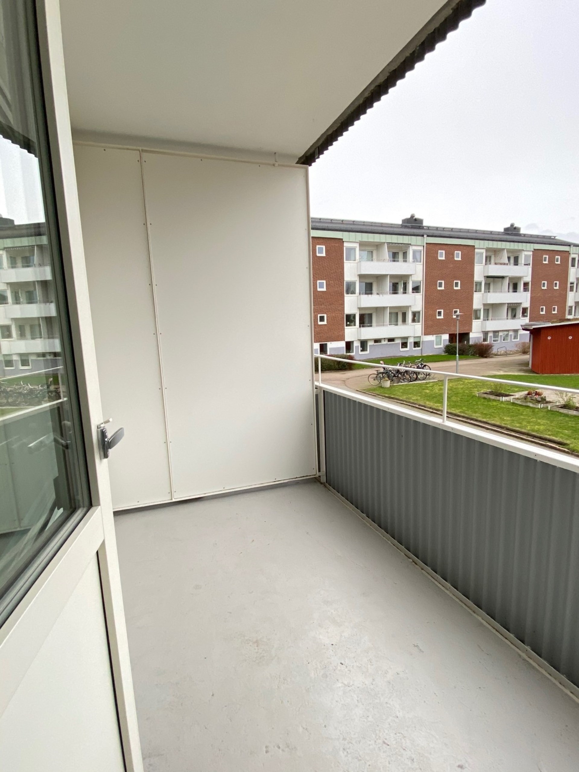 Balkongen är rymlig
