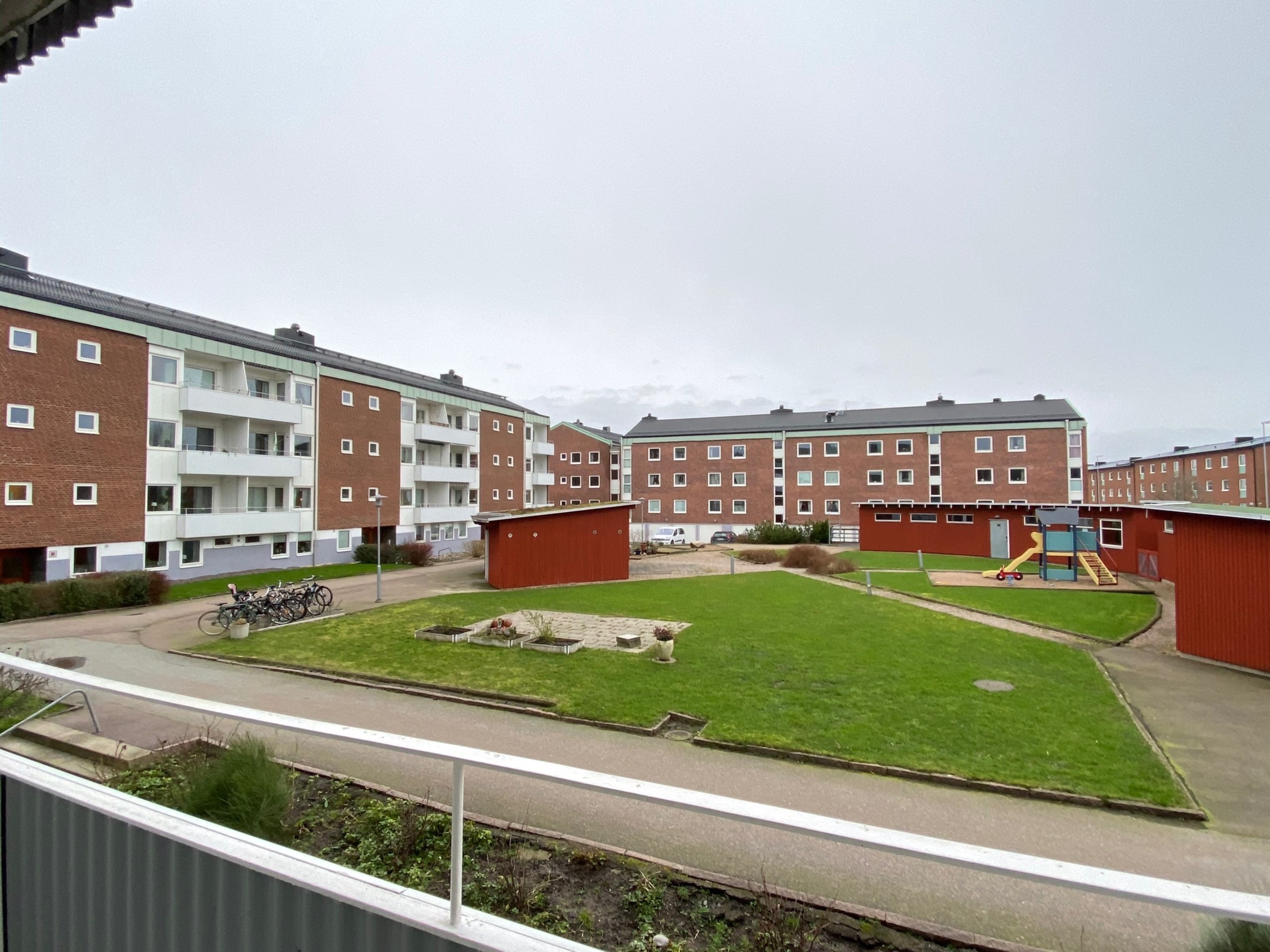 Utsikt mot innergården från balkongen