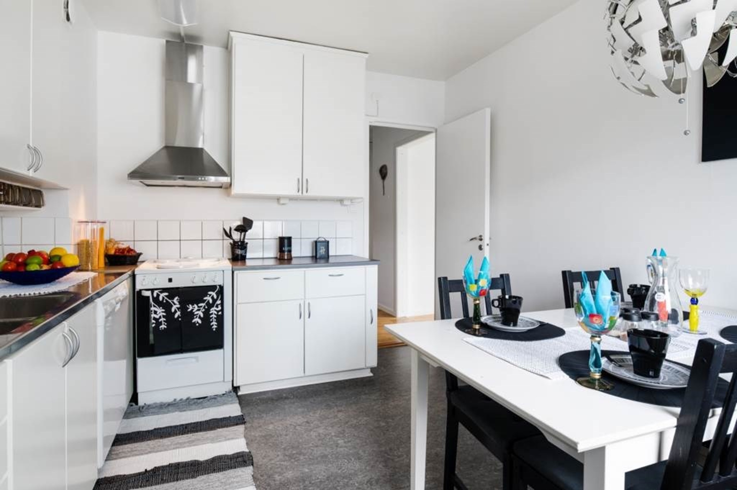 Trivsam kök med plats för matbordet