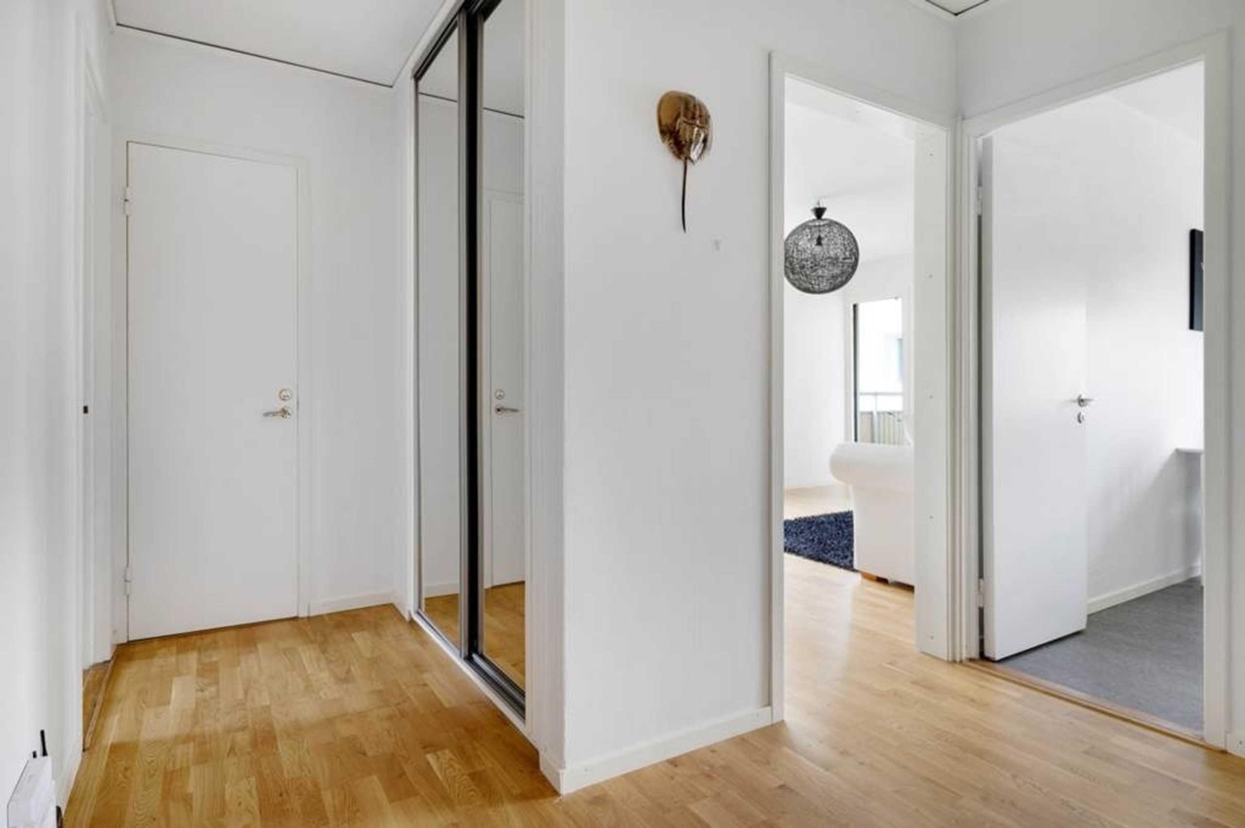 Hall med dubbla spegeldörrar