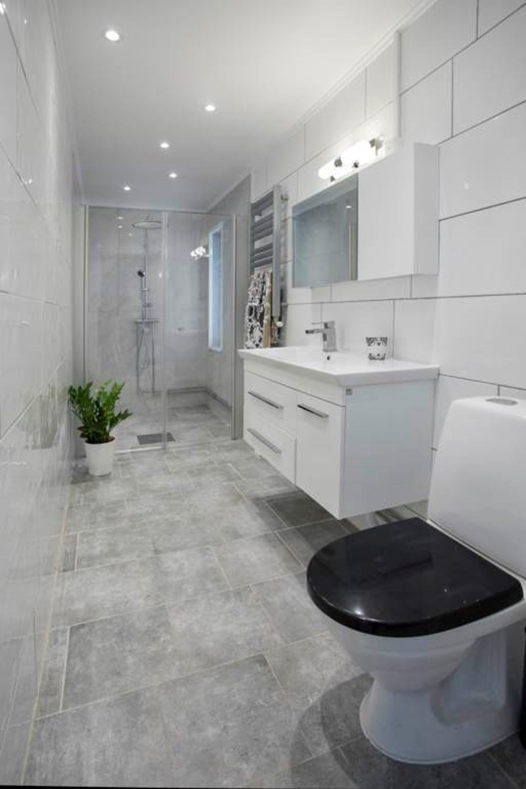 Renoverat badrum i modern stil med värmegolv