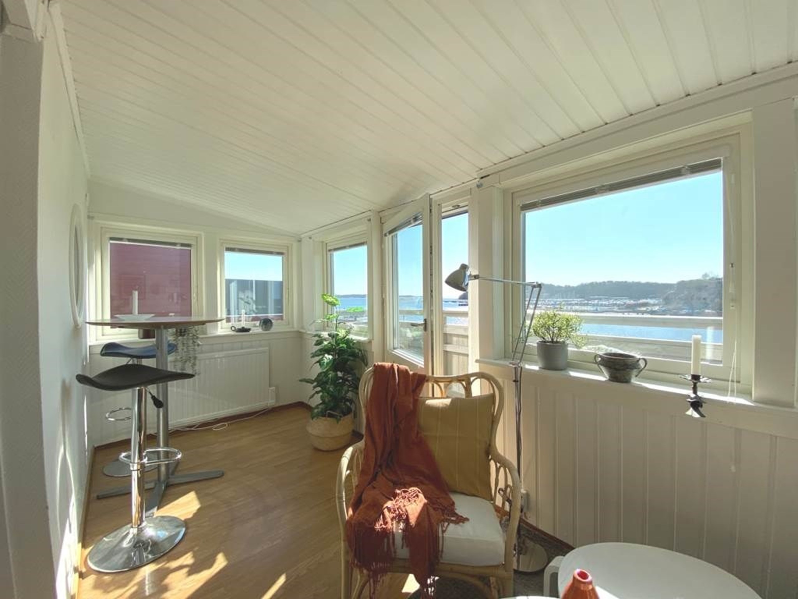 Från allrum når man till balkongen