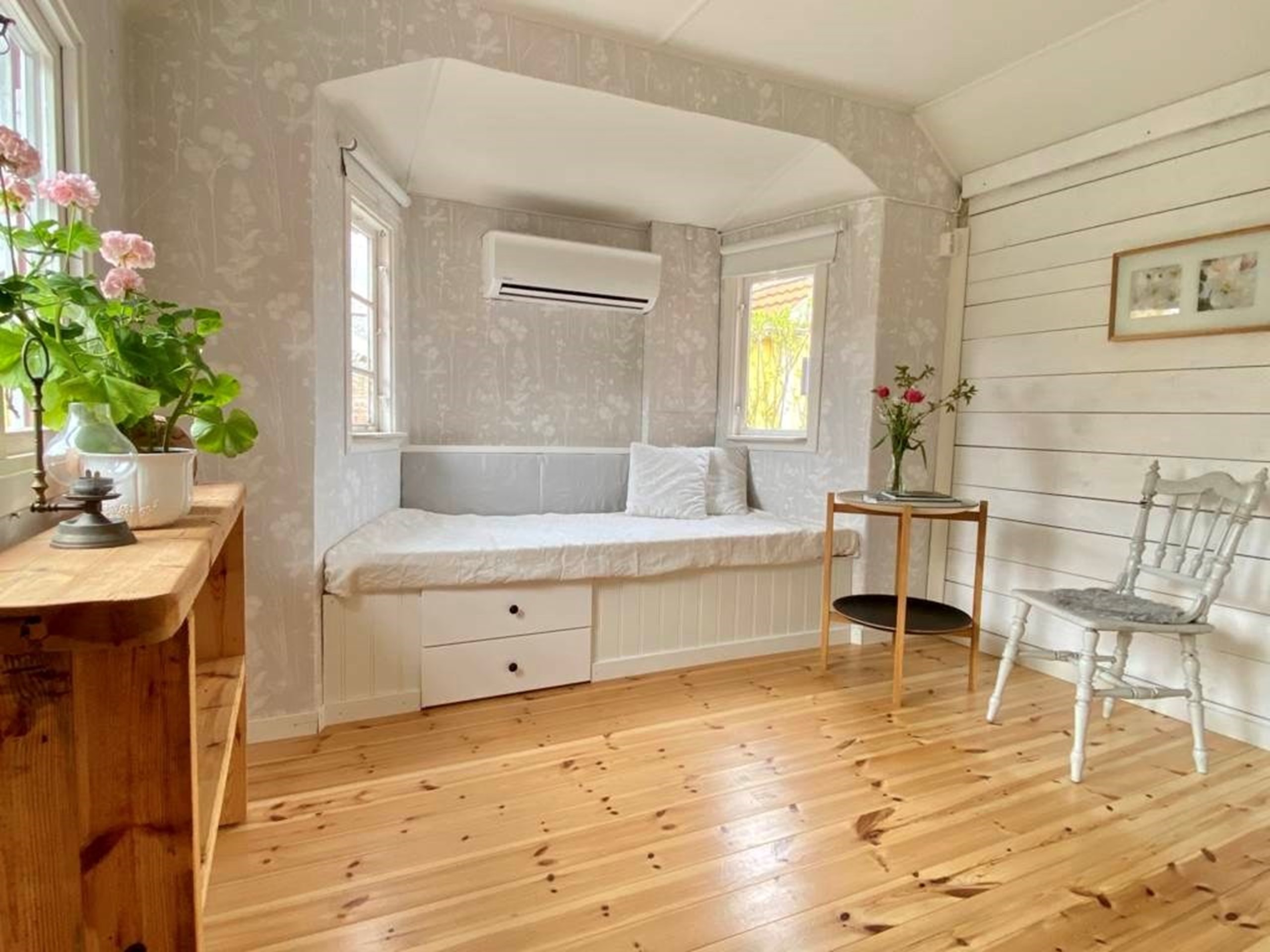 Platsbyggd säng/soffa med praktisk förvaring.